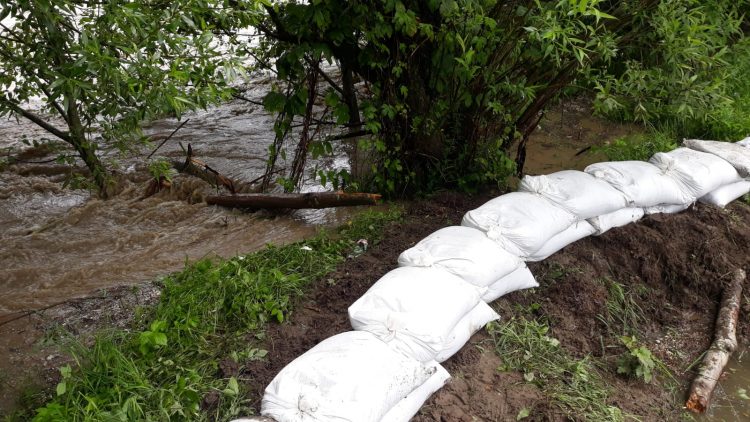 Cea mai ploioasă lună iunie din ultimii 60 de ani. COD ROŞU de inundații pe Tisa și coduri portocalii pe Vișeu, Iza și Lăpuș