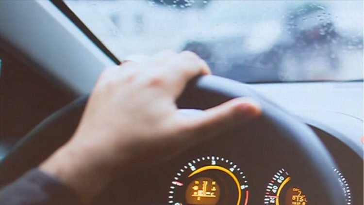 Un copil de 10 ani a fost filmat în timp ce conducea mașina familiei