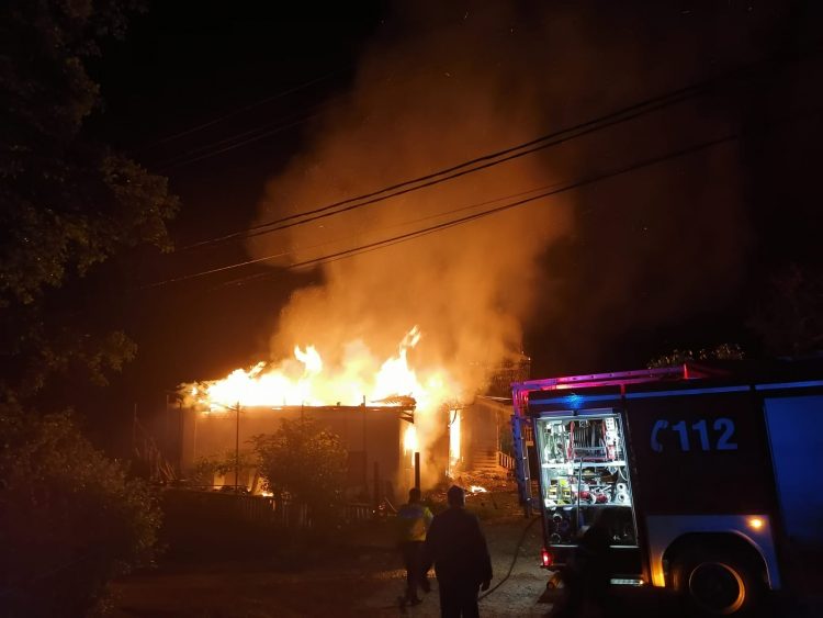 Incendiu la Mesteacăn. Acoperișul din lemn al unui șopron s-a făcut scrum – FOTO