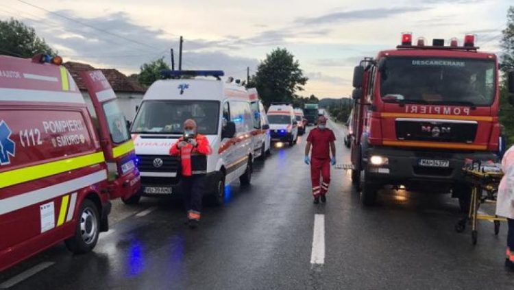 A fost activat planul roşu. Microbuz cu 14 persoane, implicat într-un grav accident