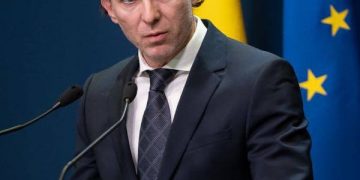 Florin Cîțu, acuzat că a desfiinţat un departament din Ministerul de Finanțe care trebuia să se judece cu părinții săi