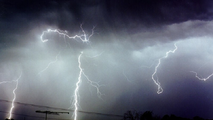 COD GALBEN! Ploi cu descărcări electrice, averse puternice, grindină în mai multe localităţi din Maramureş 