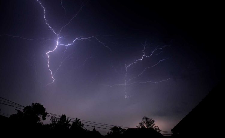 Cod portocaliu de furtună şi cod galben de instabilitate, în mai multe regiuni ale ţării