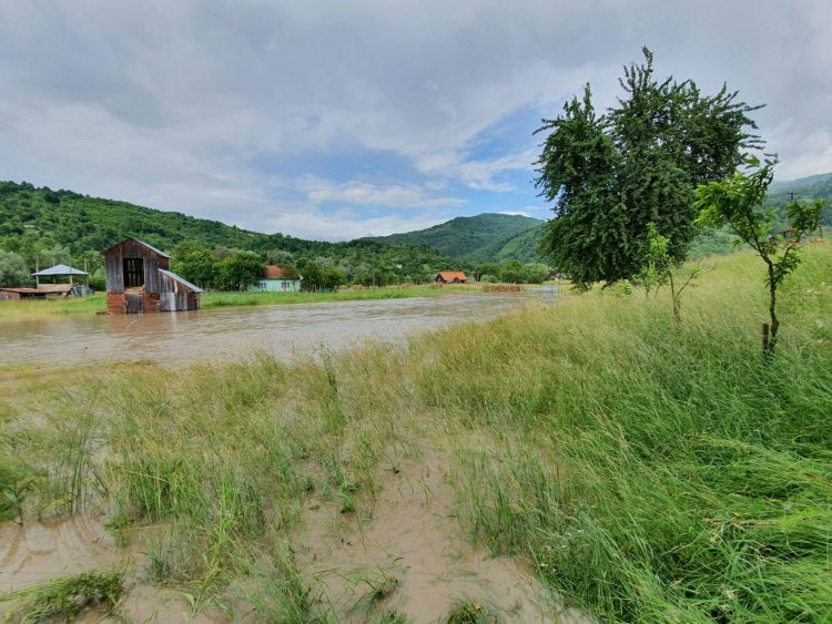 Pericol de inundaţii! COD GALBEN şi COD PORTOCALIU pe mai multe râuri din judeţ până vineri