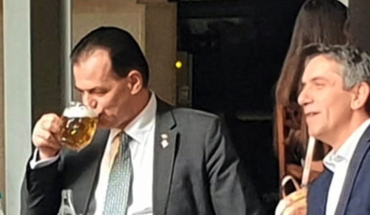 Premierul Ludovic Orban a ieșit să bea bere în Centrul Vechi