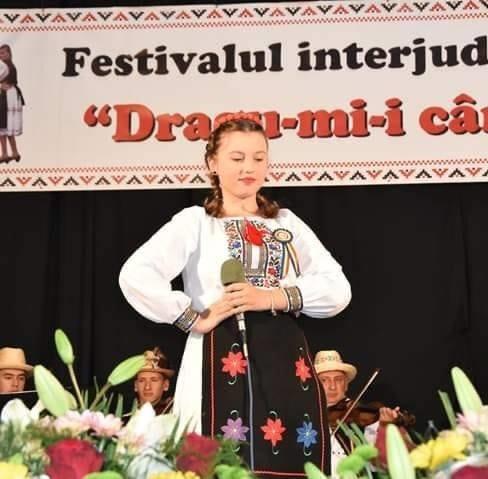 Eleve ale clasei de canto popular din cadrul Școlii Populare de Artă, premiate la concursurile desfășurate online