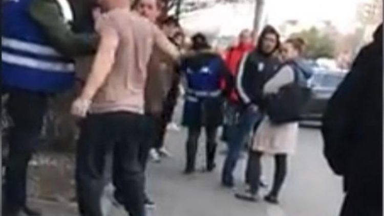 Circ într-o staţie de autobuz din Sighetu Marmaţiei. Agresorul s-a ales cu ordin de restricţie