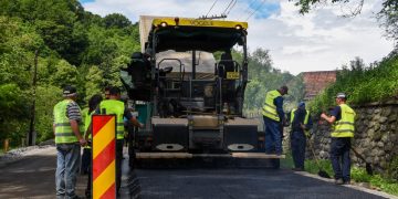 Primul kilometru de asfalt s-a turnat pe DJ 186 Valea Izei, în Bârsana