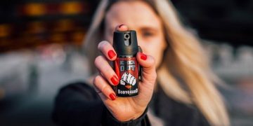 Turiştii  români sfătuiţi să aibă asupra lor spray-uri speciale ca să se apere. Unde se întâmplă asta