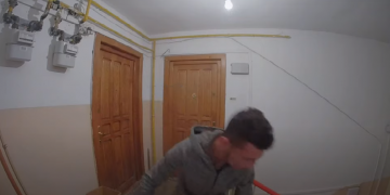 Hoţ filmat „LIVE” într-o scară de bloc din Baia Mare –  VIDEO