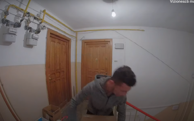 Hoţ filmat „LIVE” într-o scară de bloc din Baia Mare –  VIDEO