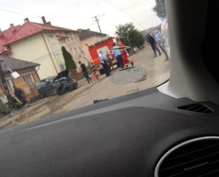 A rupt cu maşina o ţeavă de gaz şi un stâlp de electricitate la Târgu Lăpuş – foto