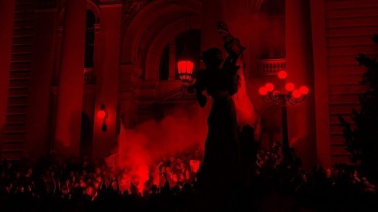 Manifestaţii paşnice la Belgrad după două nopţi de violenţe