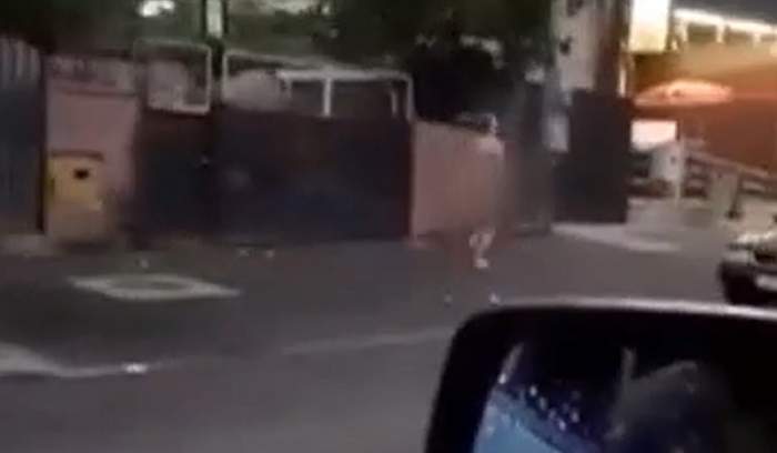 Gol pușcă, un bărbat a fugit din casa amantei și a fost alergat pe străzi de soțul înșelat