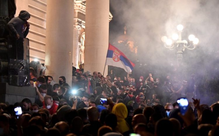 Proteste violente în Serbia după se s-a hotărât revenirea la „starea de urgenţă”