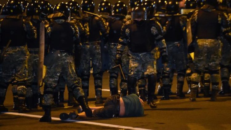 Revoluţie în Belarus. Intervenții în forță împotriva protestatarilor, după a șasea victorie în alegeri a președintelui Aleksandr Lukașenko – foto, video