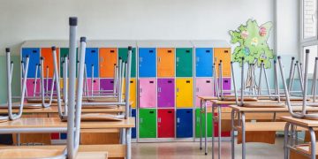 Ordonanță de urgență adoptată. Salariaţii părinţi vor primi zile libere plătite dacă şcolile se închid