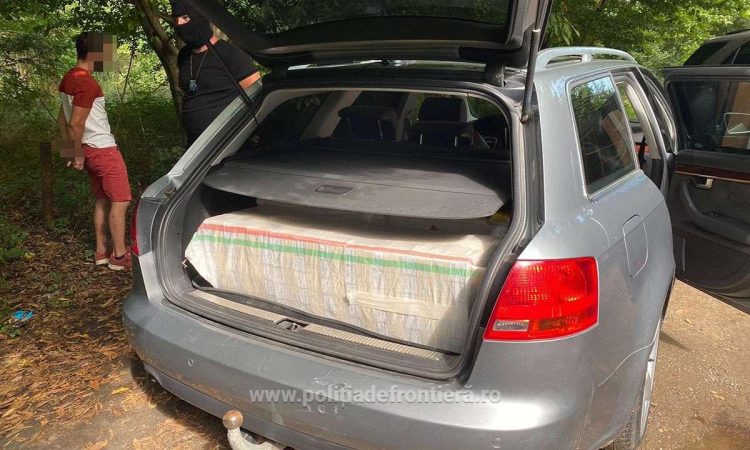 Prins de poliţiştii de frontieră cu maşina ticsită de țigări de contrabandă, de circa 33.000 lei