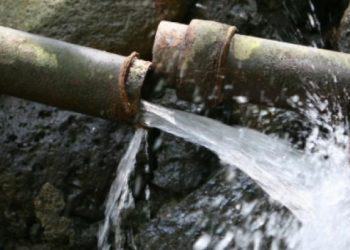 Conductă spartă. Locuitorii de pe o stradă din Baia Sprie rămân fără apă potabilă