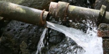 Conductă spartă. Locuitorii de pe o stradă din Baia Sprie rămân fără apă potabilă