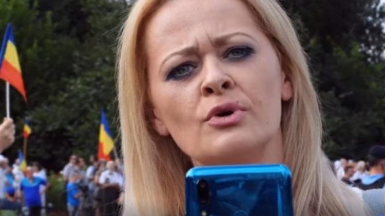Oana Lovin şi Codruţa Cerva au fost oprite de jandarmi, cu puțin timp înainte de declarațiile lui Klaus Iohannis