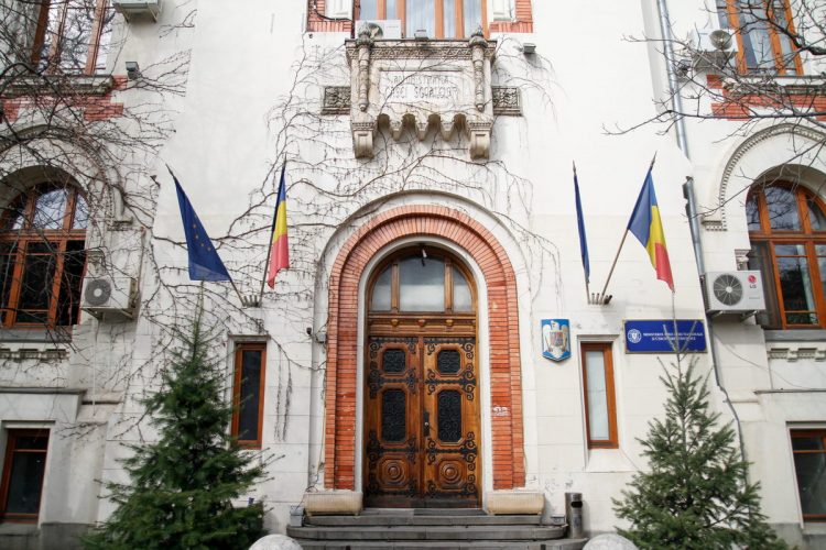 Protest în prima zi de școală la Ministerul Educației. Elevii ies în stradă