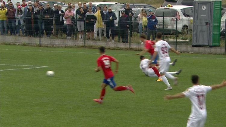 Public numeros la meciul Rapidului din Maramureș. Cum au putut sta oamenii pe marginea terenului