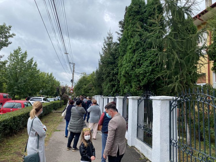 Alegeri locale 2020.  Cozi la unele secţii de votare din Baia Mare – foto