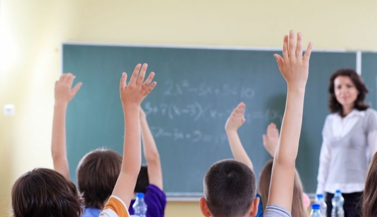 Monica Anisie – noi precizări referitoare la modul de desfășurare a anului școlar: „trebuie evitate experimentele practice care necesită mișcare și/sau interacțiune strânsă între elevi”