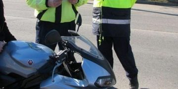 Trei infracţiuni, un singur autor: un bărbat din Baia Sprie s-a urcat băut și fără permis pe un moped neînregistrat, apoi a acroşat o maşină