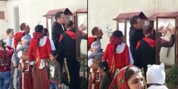 Un primar din Sibiu a fost filmat în timp ce le arată alegătorilor cum să voteze