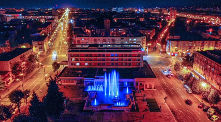 PRIMUL PAS SPRE MODERNIZAREA PIEȚEI REVOLUȚIEI – A fost inaugurată fântâna arteziană, urmează amenajarea parcării subterane și a întregii zone pietonale