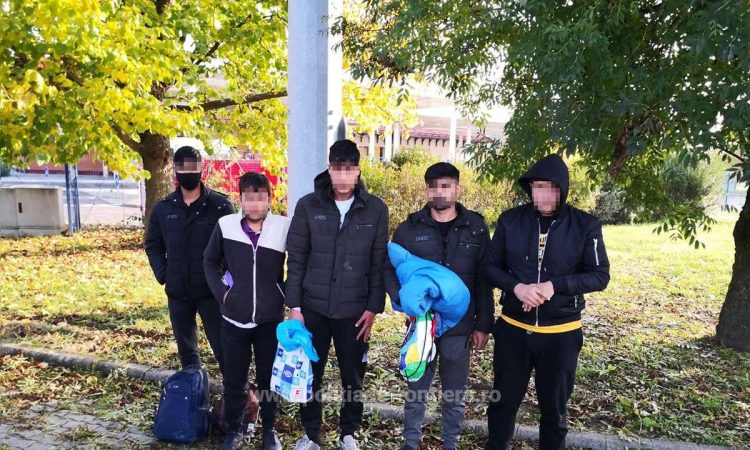 Cinci tineri afgani şi pakistanezi depistaţi ascunşi într-un automarfar la P.T.F. Vărşand
