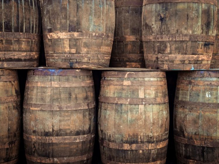 ANAF şi Poliţia, victorie istorică în lupta cu evaziunea. Au amendat un bătrân de 80 de ani şi i-au luat ţuica