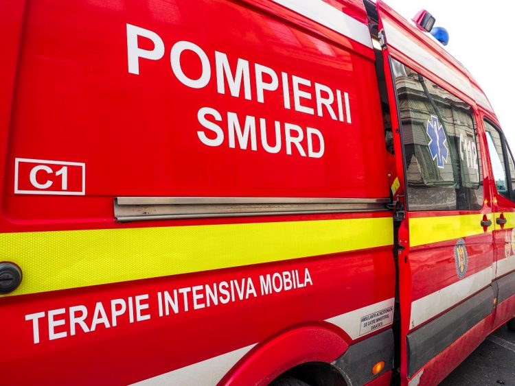 Un copil în vârstă de 6 ani a căzut de la etajul 4 al blocului, după ce a fost lăsat singur acasă