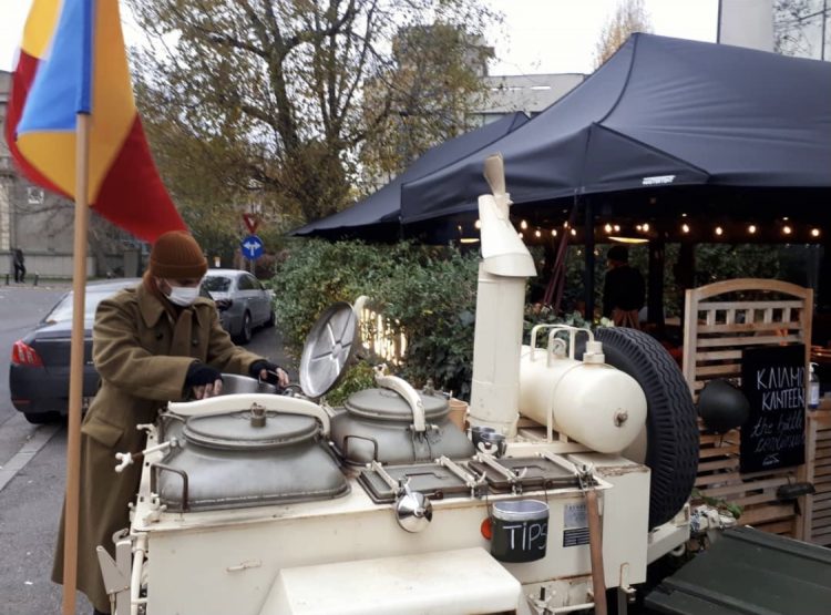 Protest culinar. Un antreprenor și-a scos bucătăria în stradă: „Este o luptă pentru supraviețurie”