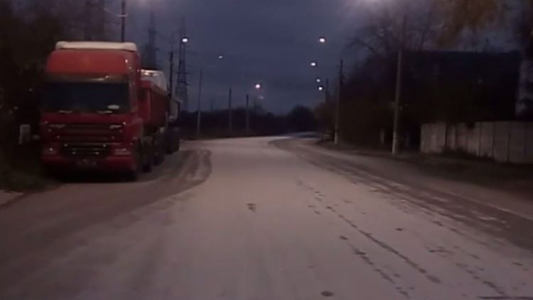 Strat generos de sare pe un bulevard din București, deși nu e polei și nu a nins