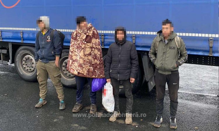 17 cetăţeni din Afganistan și Pakistan, depistați ascunşi în TIR-uri la frontiera cu Ungaria
