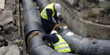 Avarie la reţeaua de apă potabilă pe două străzi din Baia Mare. Intervin echipele Vital