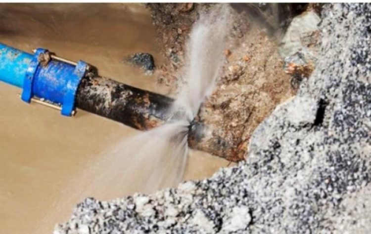 Conductă spartă în Baia Mare. Locuitorii de pe străzile Valea Roşie şi Imaşului rămân fără apă la robinete