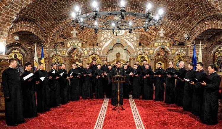 Sfatul unui arhidiacon din Maramureș pentru „cântăreții” de colinde: În câțiva ani, tradiția colindelor poate fi compromisă!