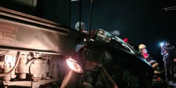 Teribil accident feroviar. Două fetițe au scăpat miraculos cu viață, în timp ce tatăl lor a murit după ce maşina în care se aflau a fost spulberată de un tren