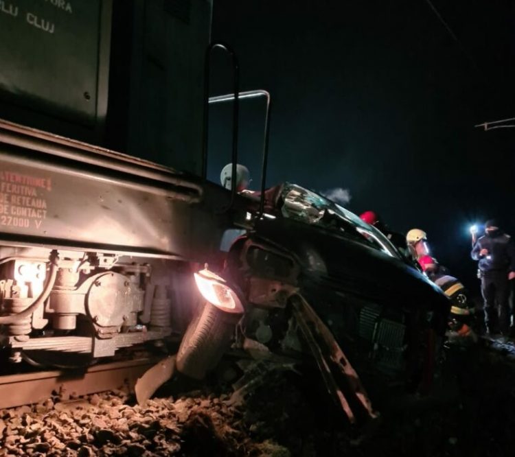 Teribil accident feroviar. Două fetițe au scăpat miraculos cu viață, în timp ce tatăl lor a murit după ce maşina în care se aflau a fost spulberată de un tren