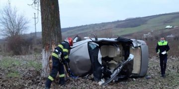 Impact violent. Tânăr de 20 de ani, mort după ce s-a izbit cu mașina de un copac