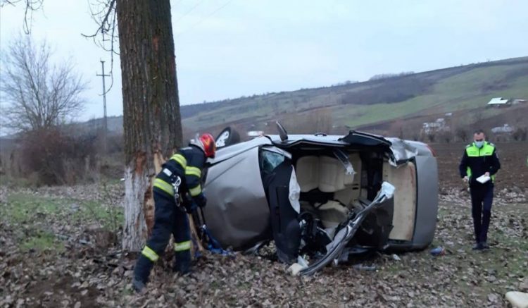 Impact violent. Tânăr de 20 de ani, mort după ce s-a izbit cu mașina de un copac