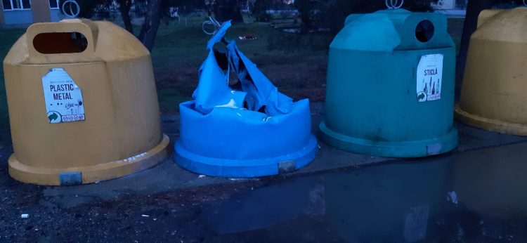 Tomberoane de gunoi vandalizate la Cicârlău