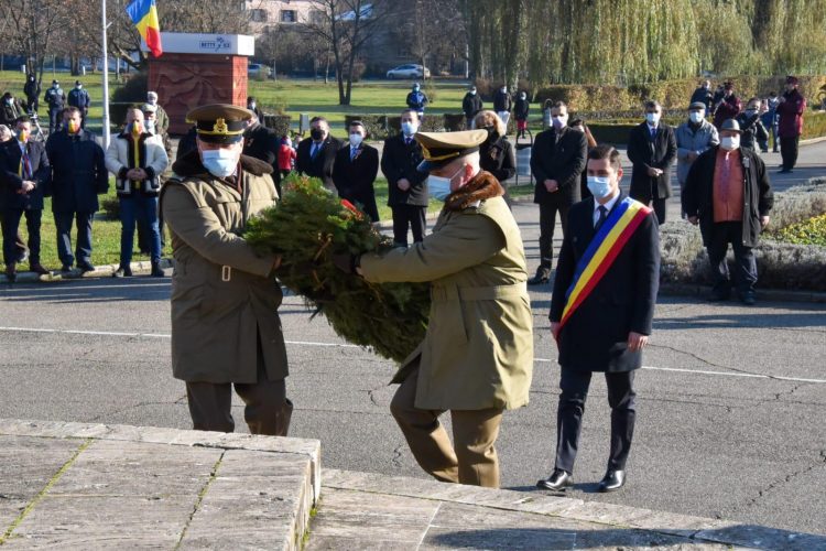 Moralitatea dublă a autorităţilor. Depuneri de coroane şi ceremonii publice de 1 Decembrie, maramureșeni amendați pentru încălcarea restricțiilor