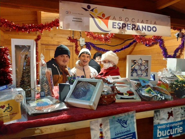 Stand cu produsele Asociației Esperando, la Târgul de Crăciun