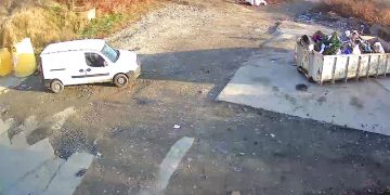 Un bărbat din Tămaia, surprins de camera de supraveghere în timp ce descărca gunoi dintr-o autoutilitară, s-a ales cu o amendă de 500 de lei