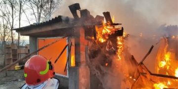 Incendiu la Răzoare din cauza unei butelii de gaz
